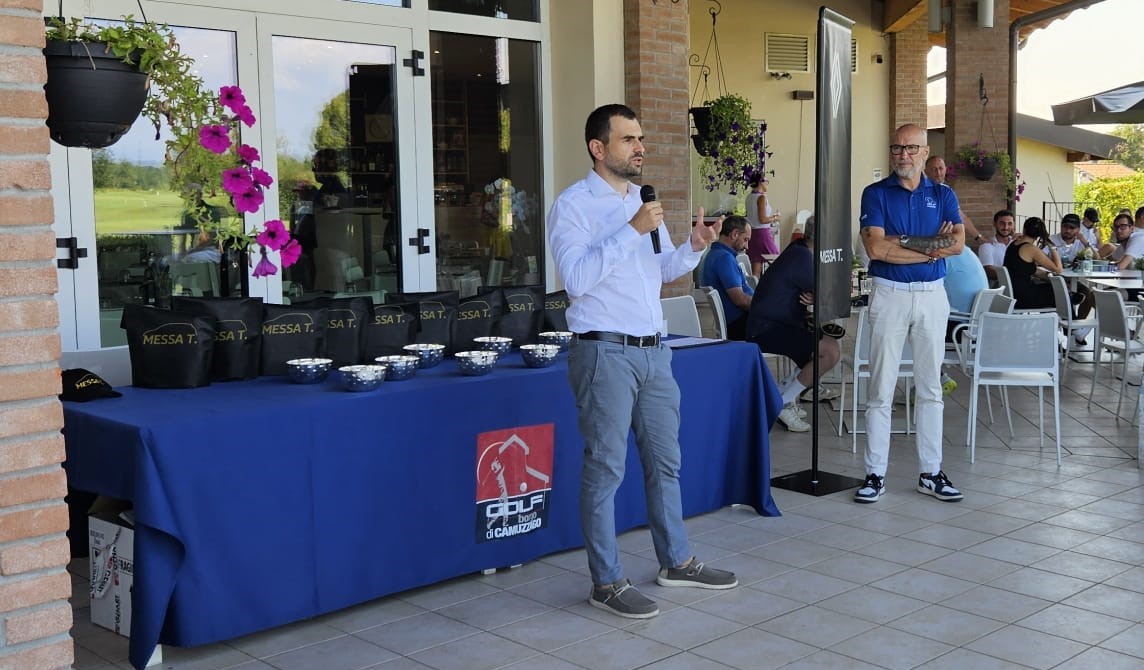 Andrea Messa durante la premiazione della gara di golf